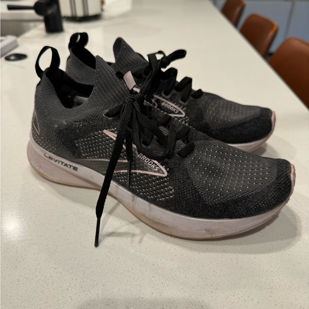 Women’s brooks size 6